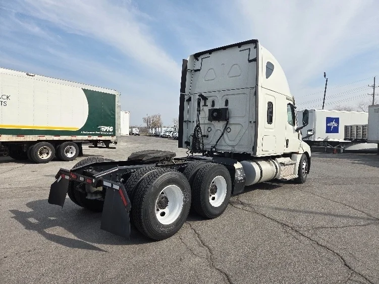 2021 Freightliner Cascadia - image 7