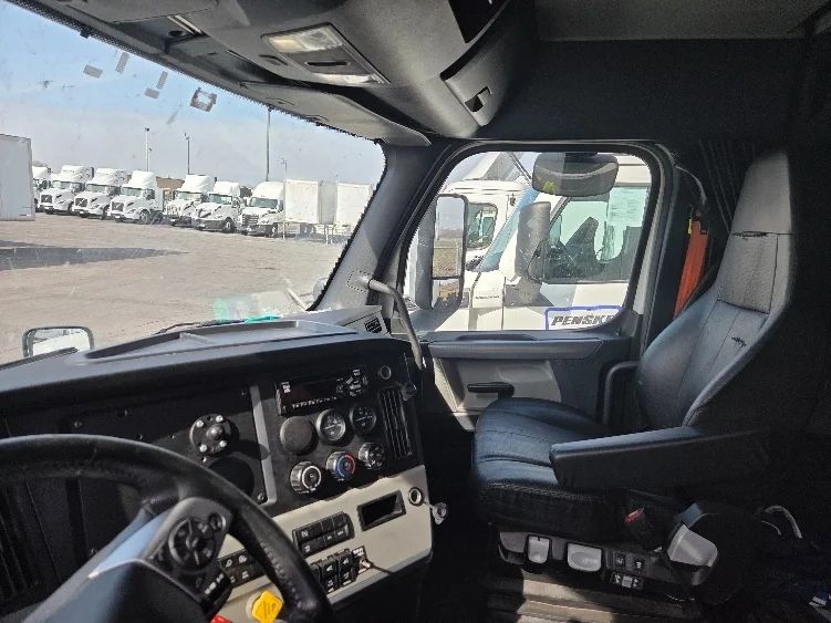 2021 Freightliner Cascadia - image 10