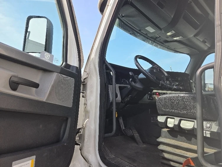 2021 Freightliner Cascadia - image 9