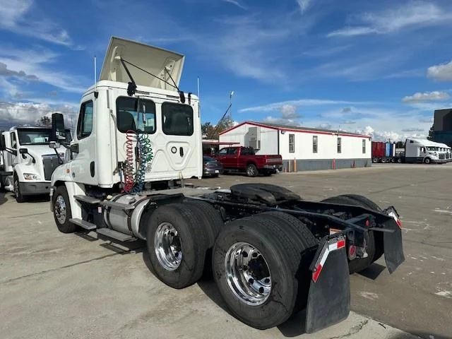 2018 Freightliner Cascadia - image 9
