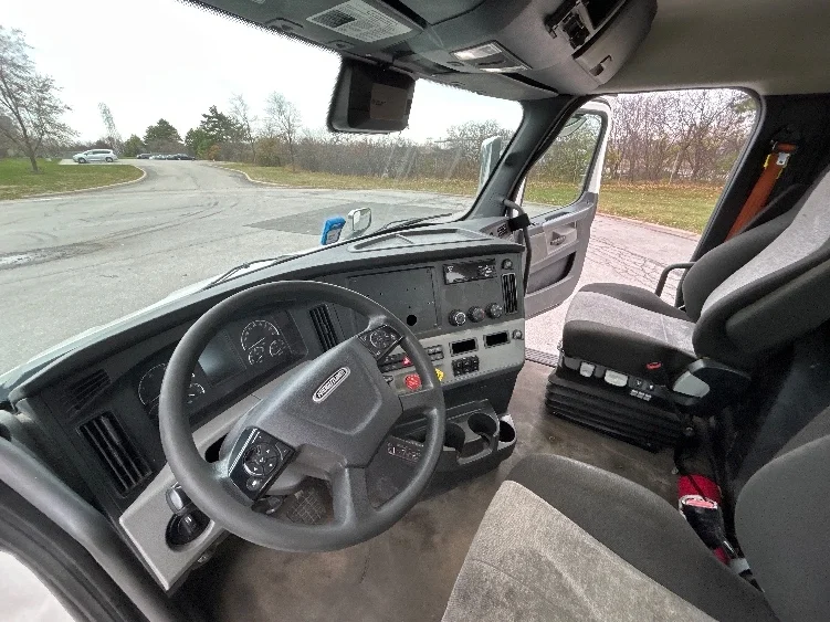 2021 Freightliner Cascadia - image 10