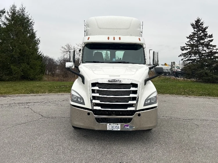 2021 Freightliner Cascadia - image 2