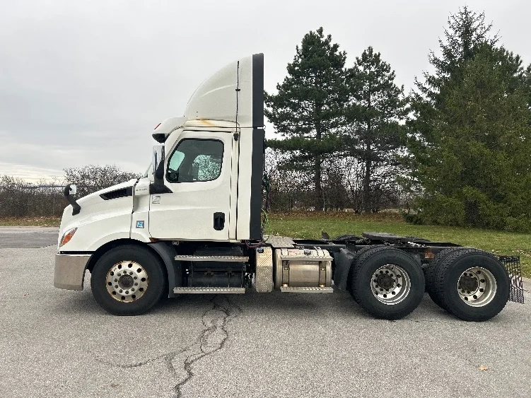 2021 Freightliner Cascadia - image 4