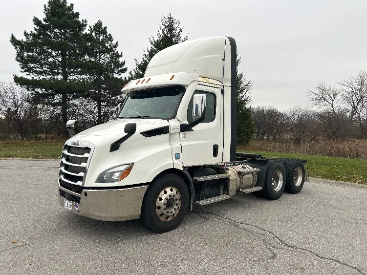 2021 Freightliner Cascadia - image 3