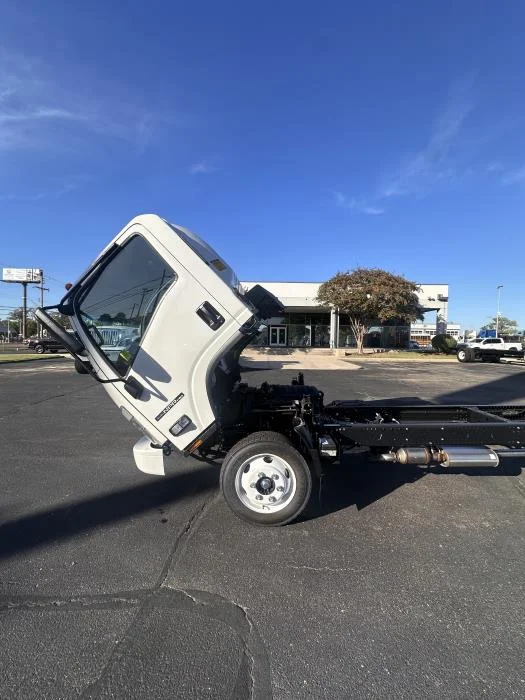 2026 Isuzu NPR - image 13