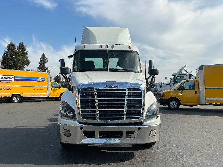 2018 Freightliner Cascadia - image 2