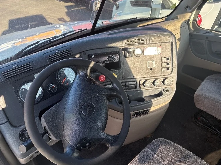 2018 Freightliner Cascadia - image 10