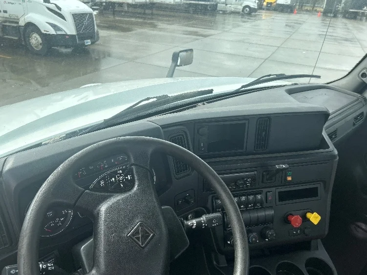 2019 International LT - image 10