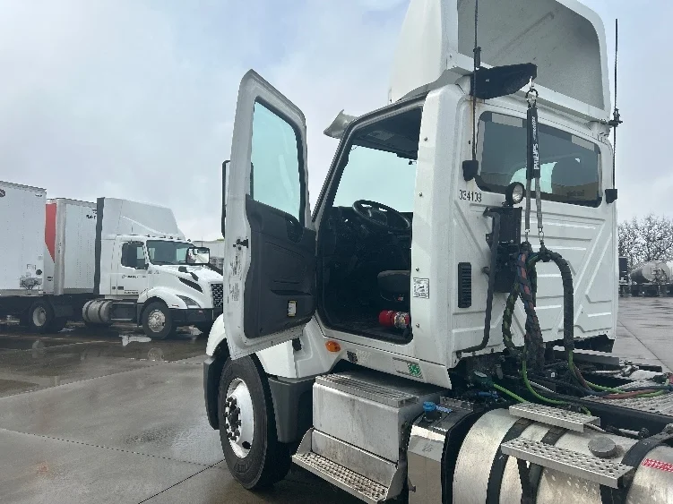 2019 International LT - image 9