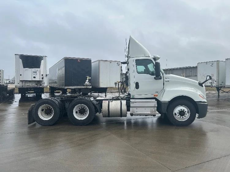 2019 International LT - image 8