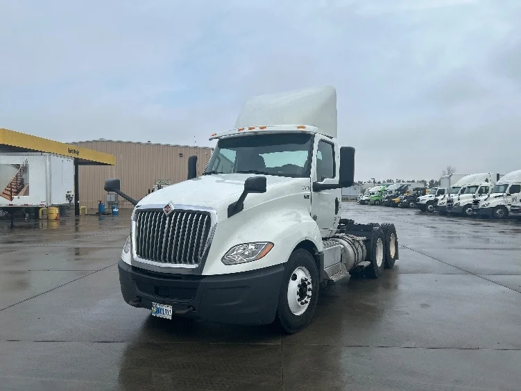 2019 International LT - image 3