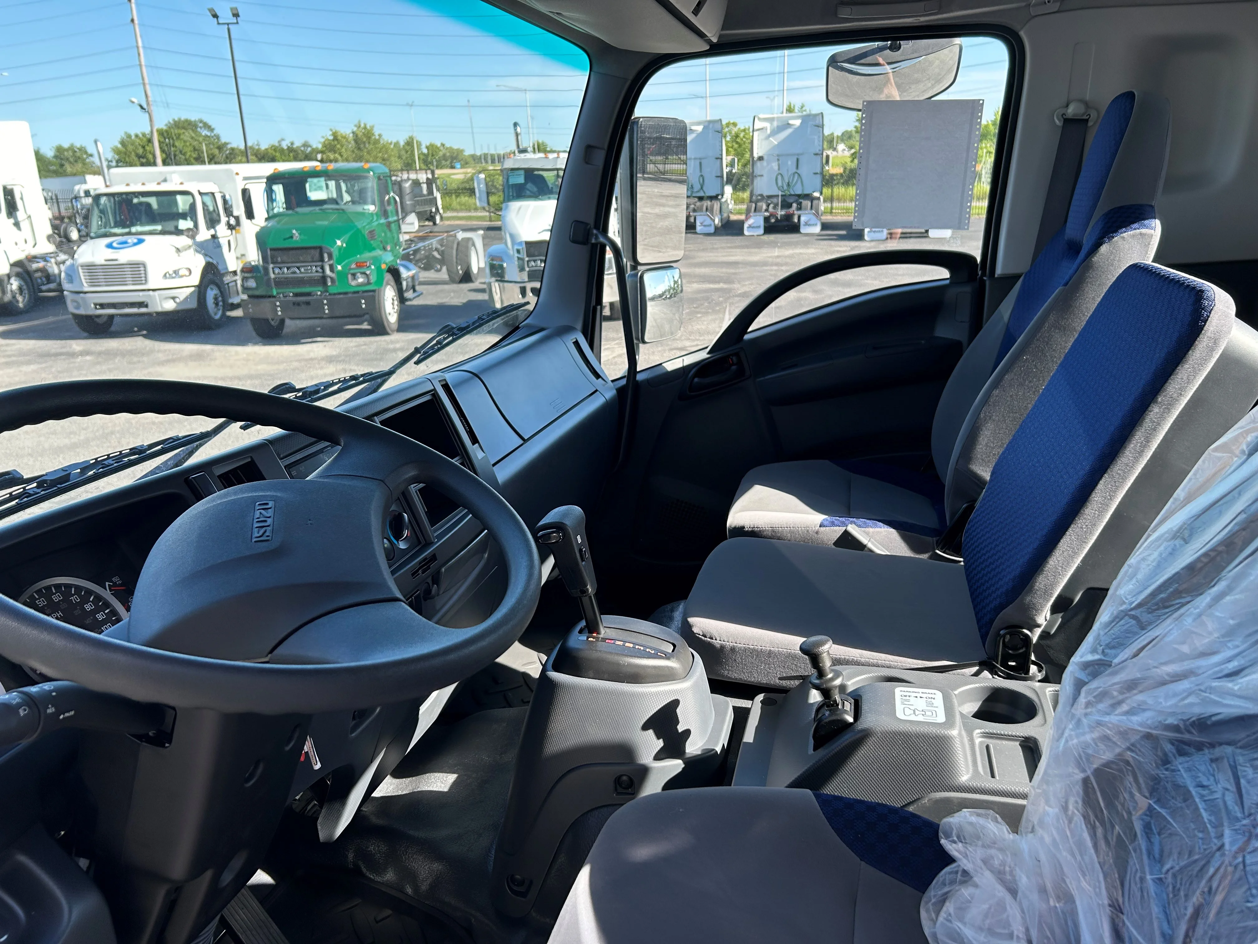 2025 Isuzu FTR in CAHOKIA, IL — photo 6