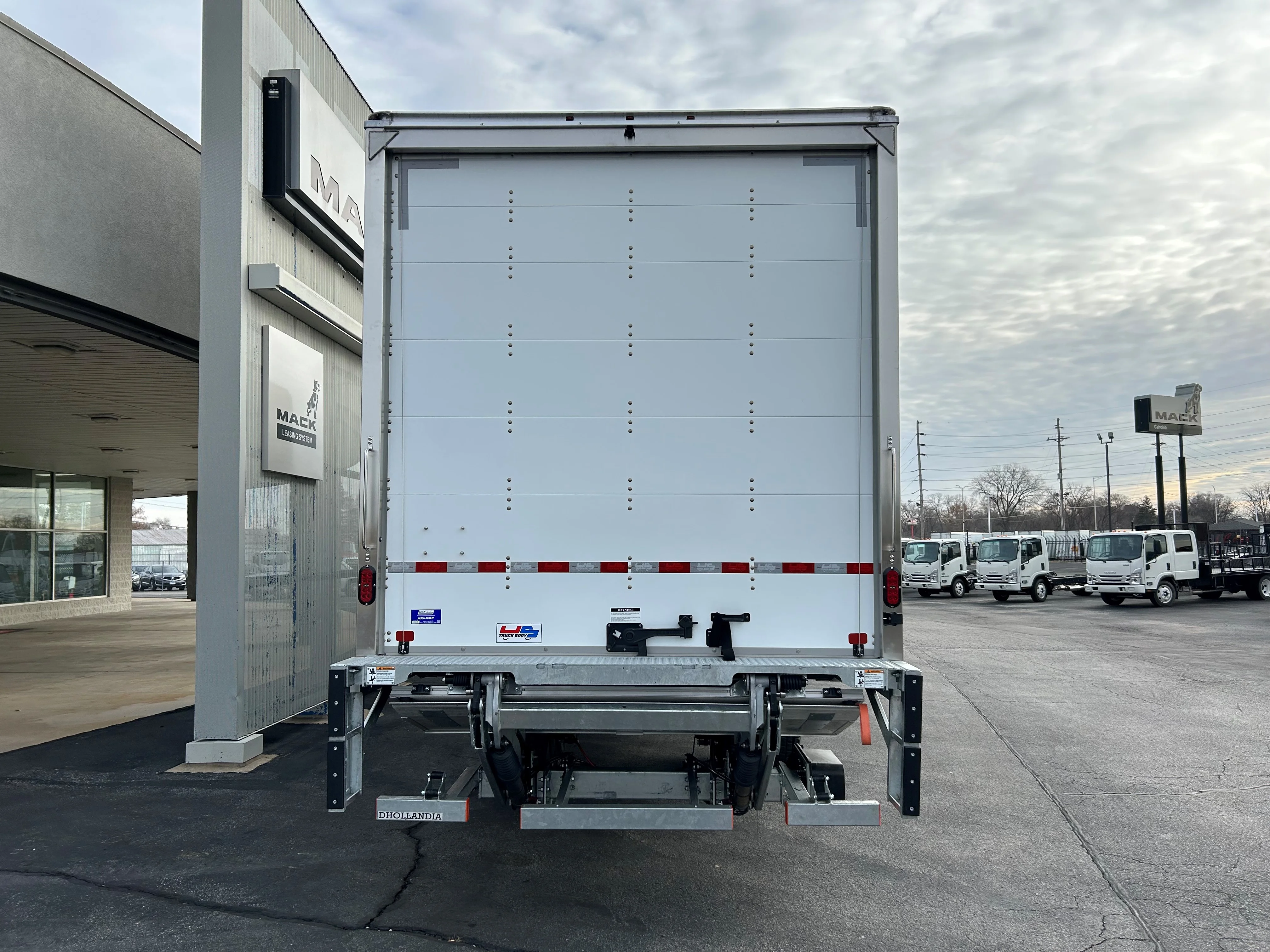 2025 Isuzu FTR in Cahokia, IL — photo 2