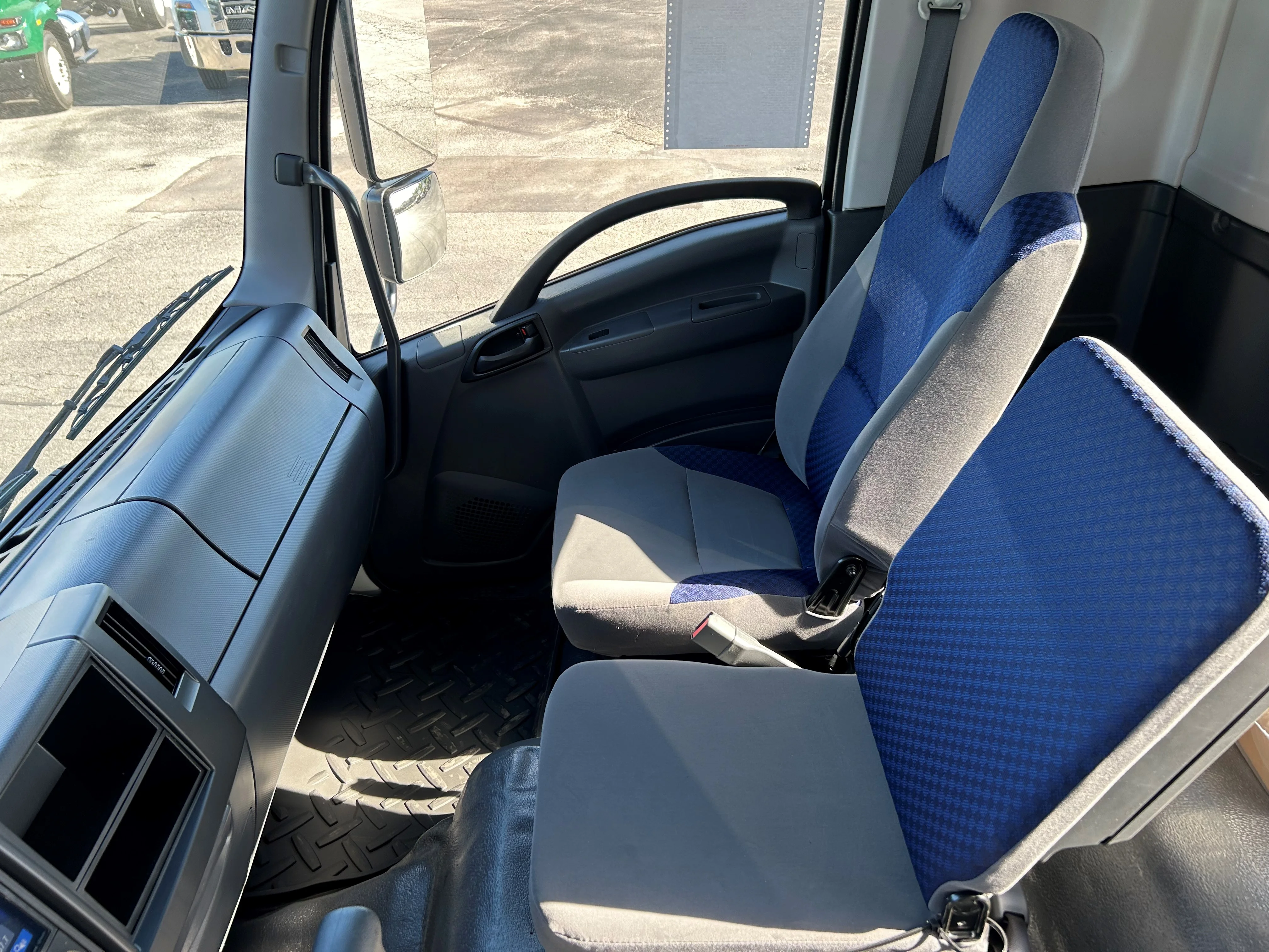 2025 Isuzu FTR in Cahokia, IL — photo 9