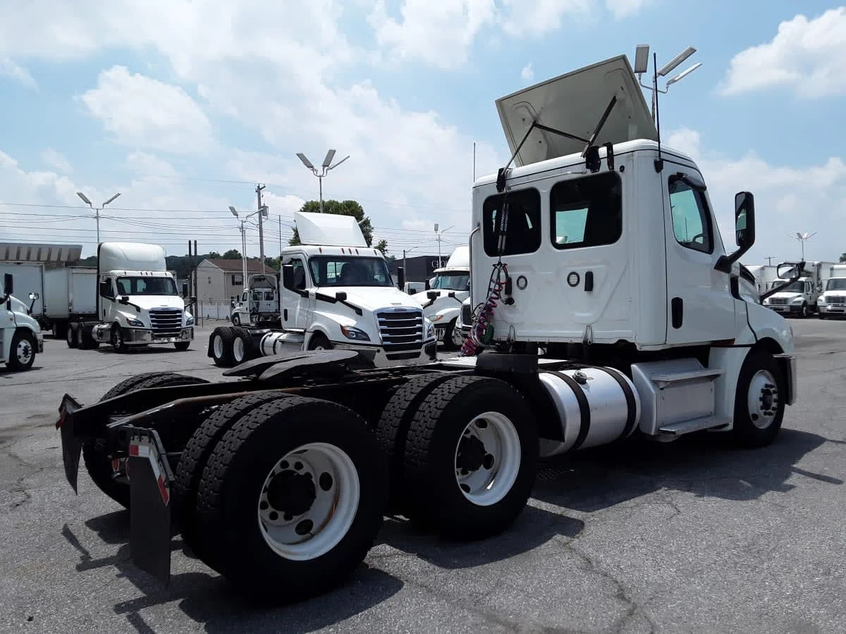 2019 Freightliner Cascadia in Allentown, PA — photo 4