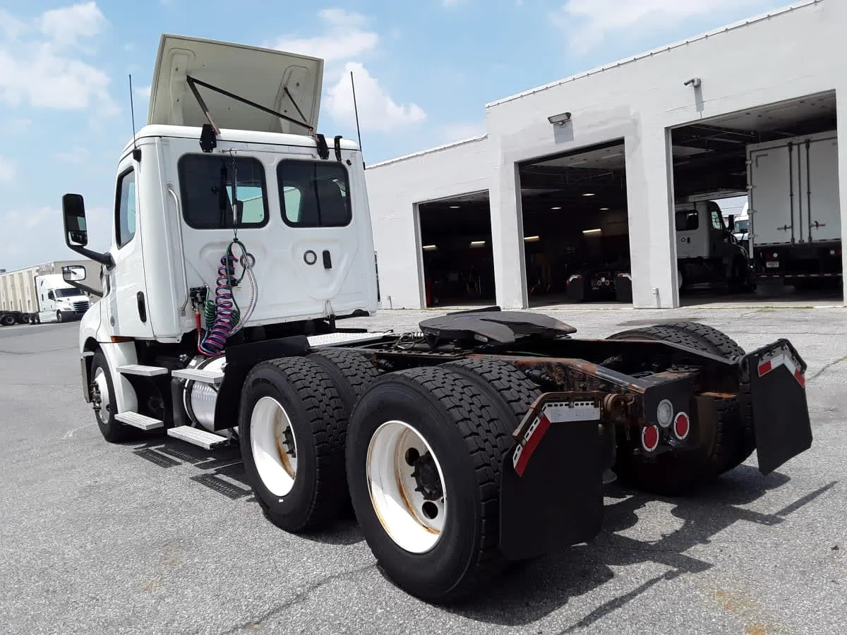 2019 Freightliner Cascadia in Allentown, PA — photo 6