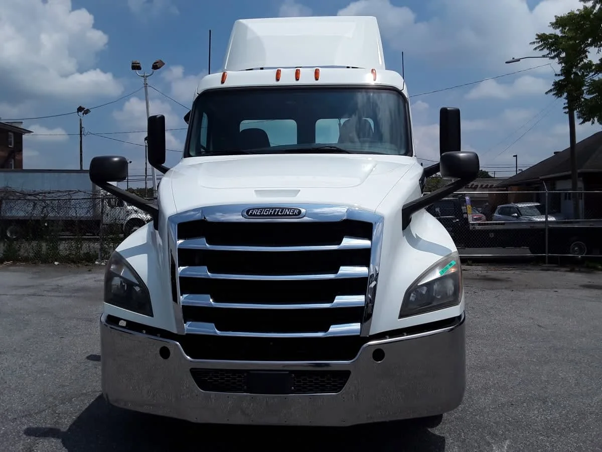 2019 Freightliner Cascadia in Allentown, PA — photo 2