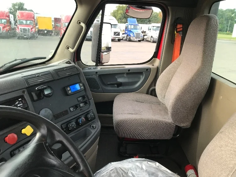 2018 Freightliner Cascadia - image 10