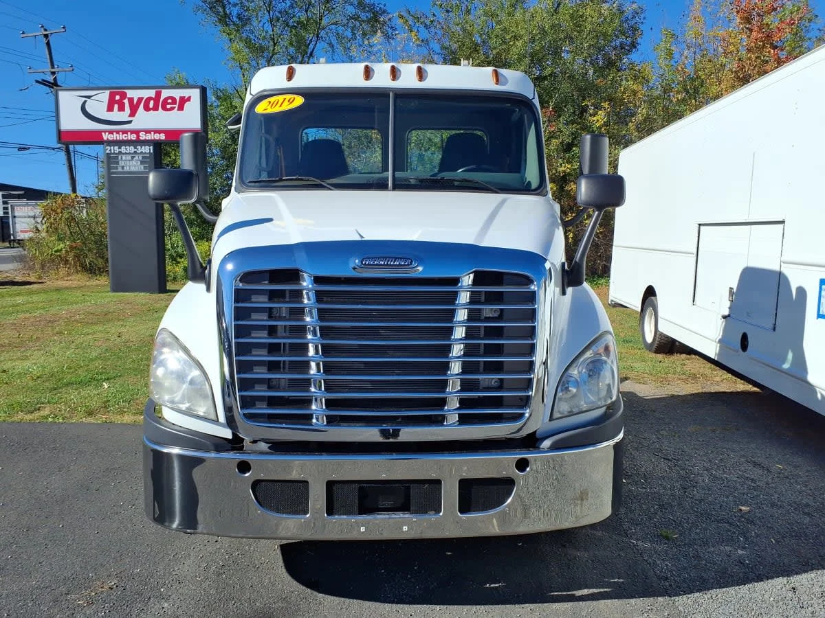2019 Freightliner Cascadia in Bensalem, PA — photo 2