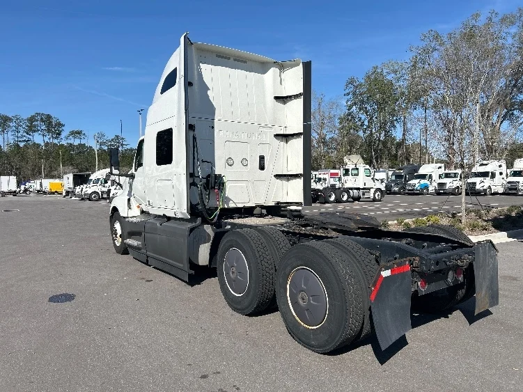 2023 International LT in Jacksonville, FL — photo 5