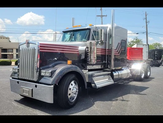 2023 Kenworth W900 in Memphis, TN — photo 2