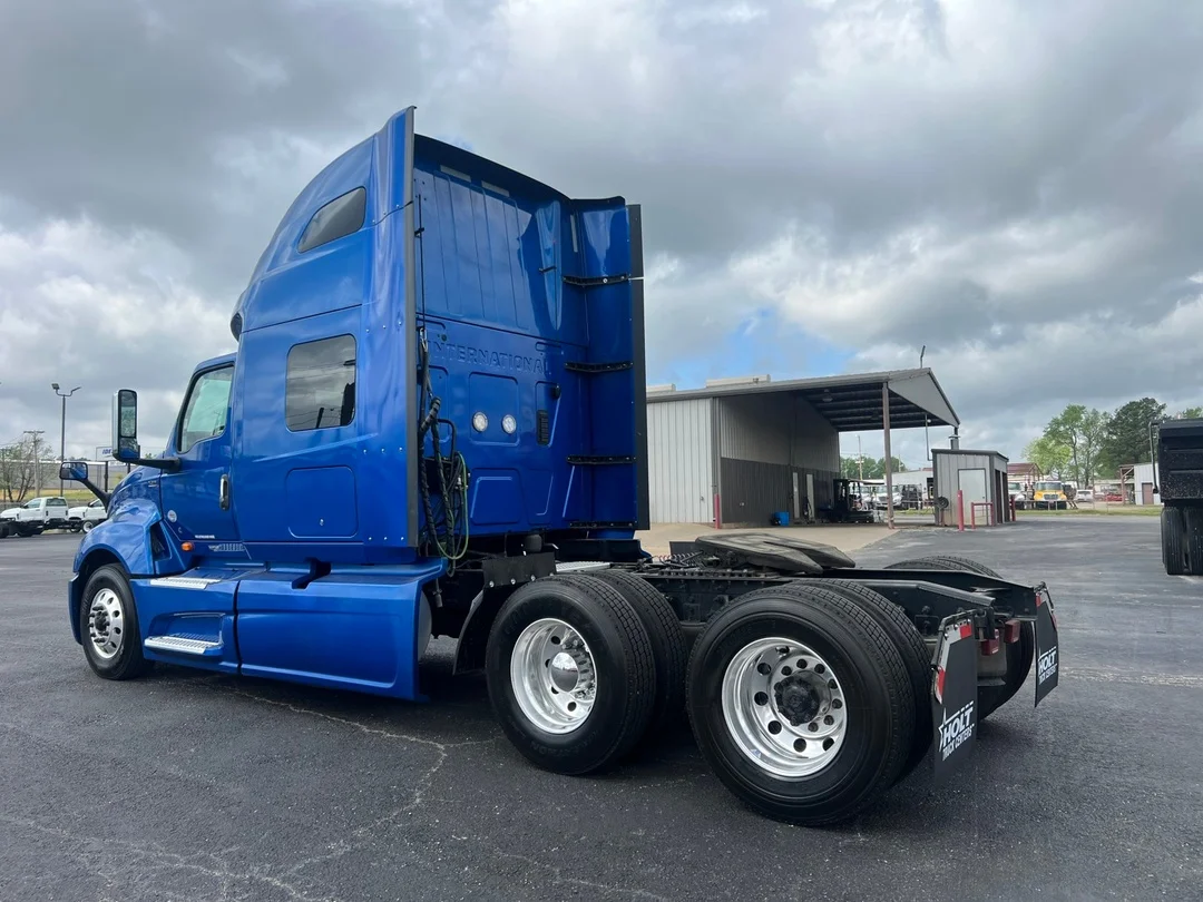 2021 International LT - image 4