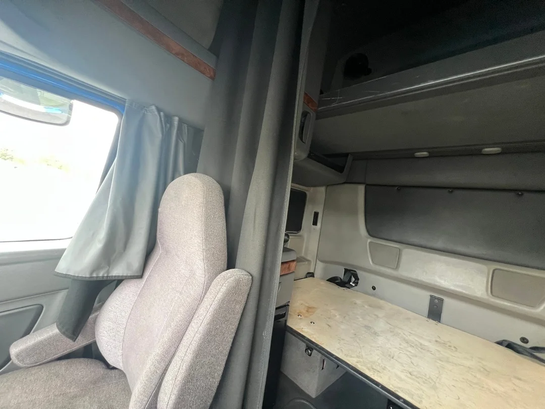 2021 International LT - image 12