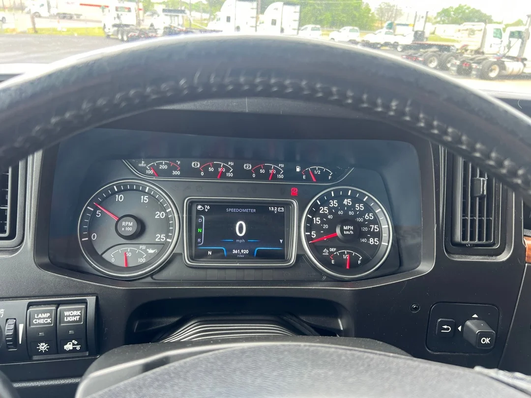 2021 International LT - image 13