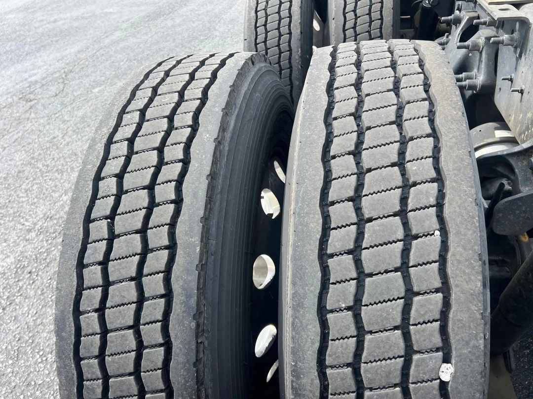 2021 International LT - image 7