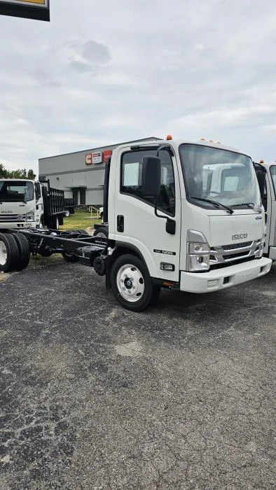 2025 Isuzu NRR - image 2