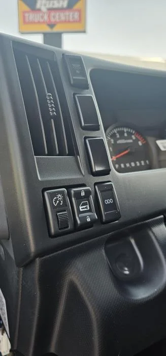 2025 Isuzu NRR - image 12