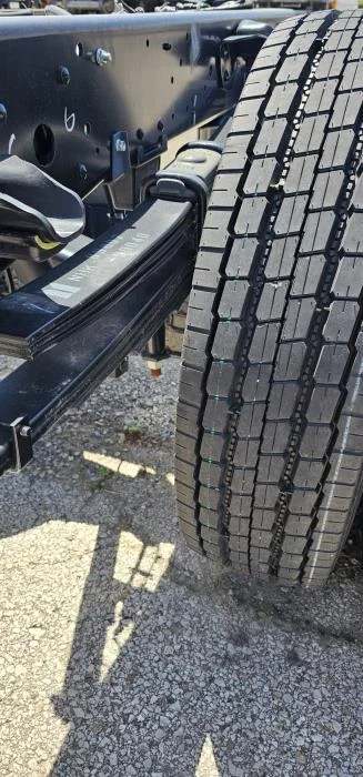 2025 Isuzu NRR in Olathe, KS — photo 5