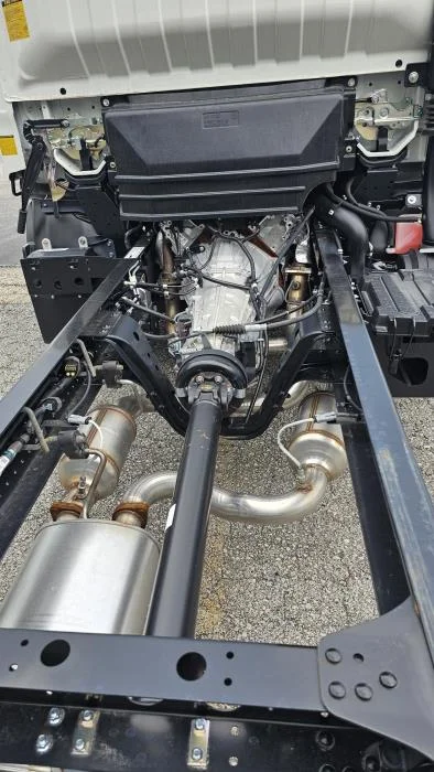 2025 Isuzu NRR in Olathe, KS — photo 3