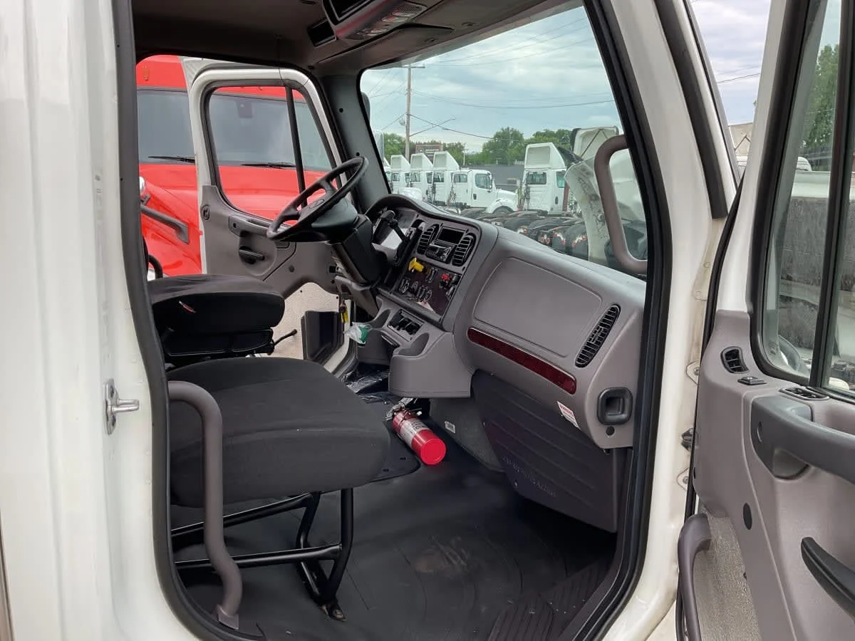 2018 Freightliner M2 106 in Minneapolis, MN — photo 12