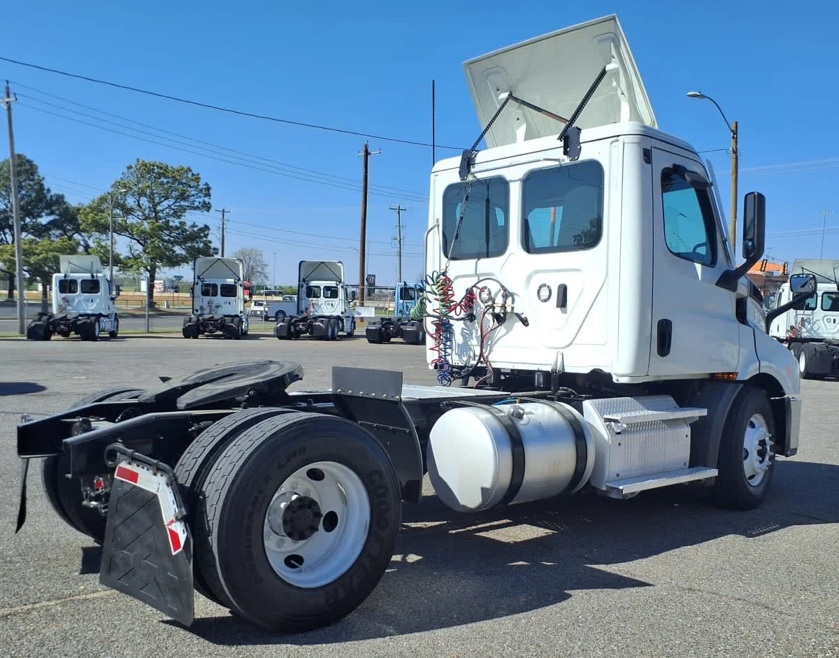2020 Freightliner Cascadia in Memphis, TN — photo 4