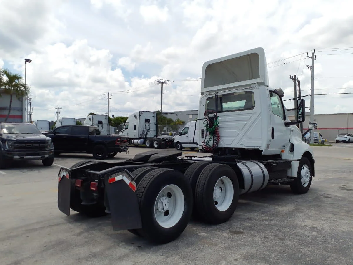 2018 International LT - image 4