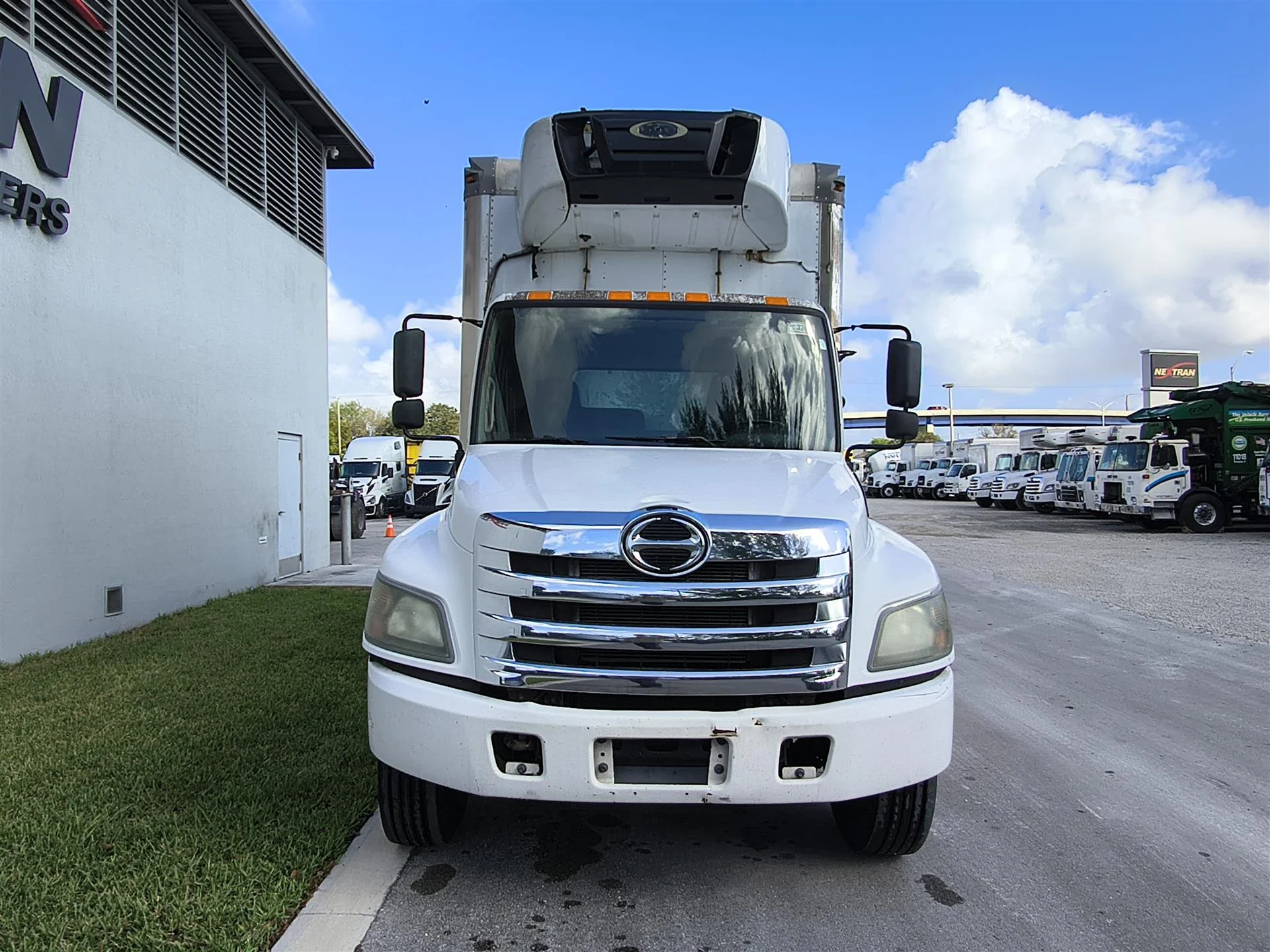 2019 Hino 268 - image 3
