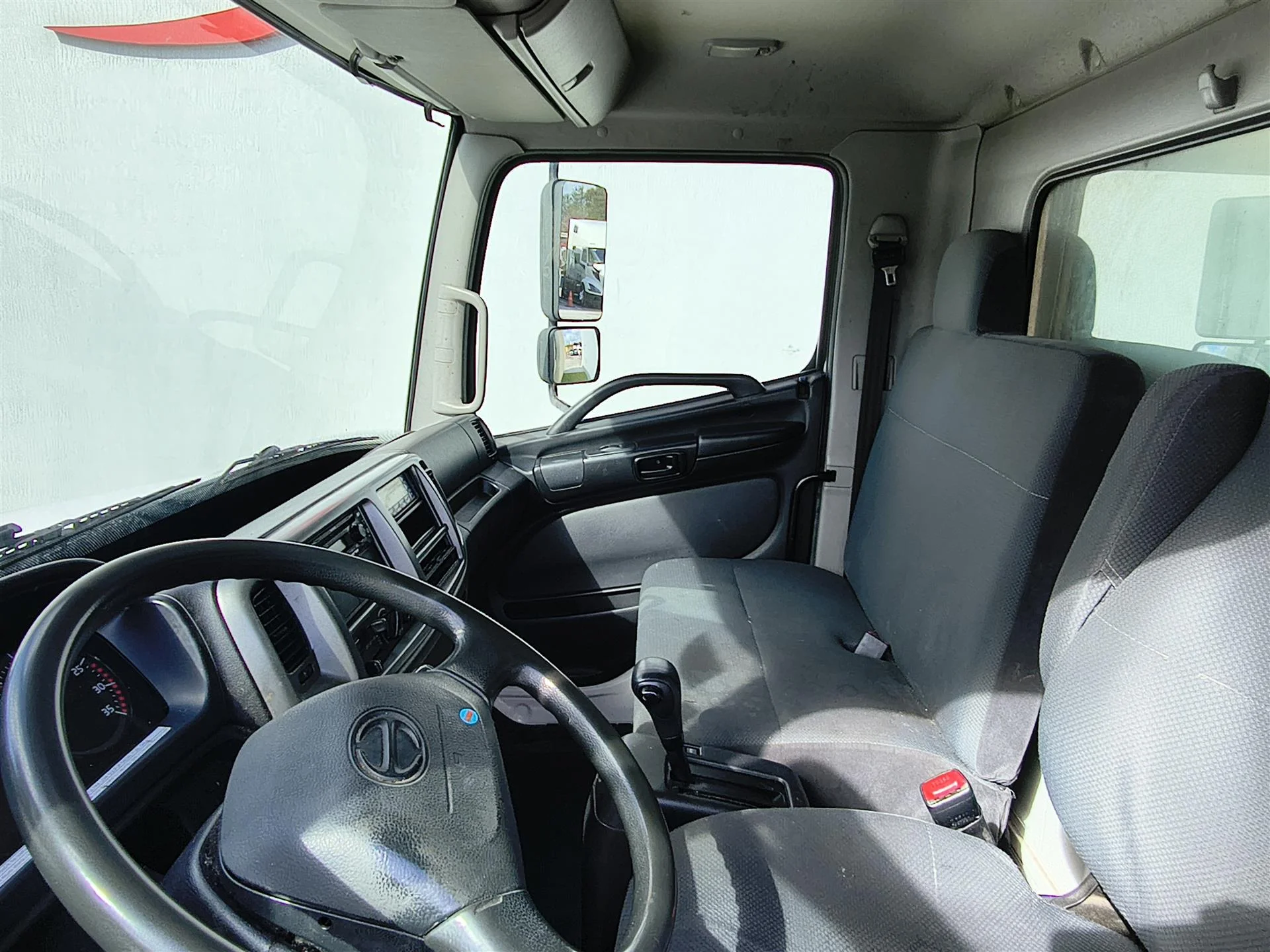 2019 Hino 268 - image 9