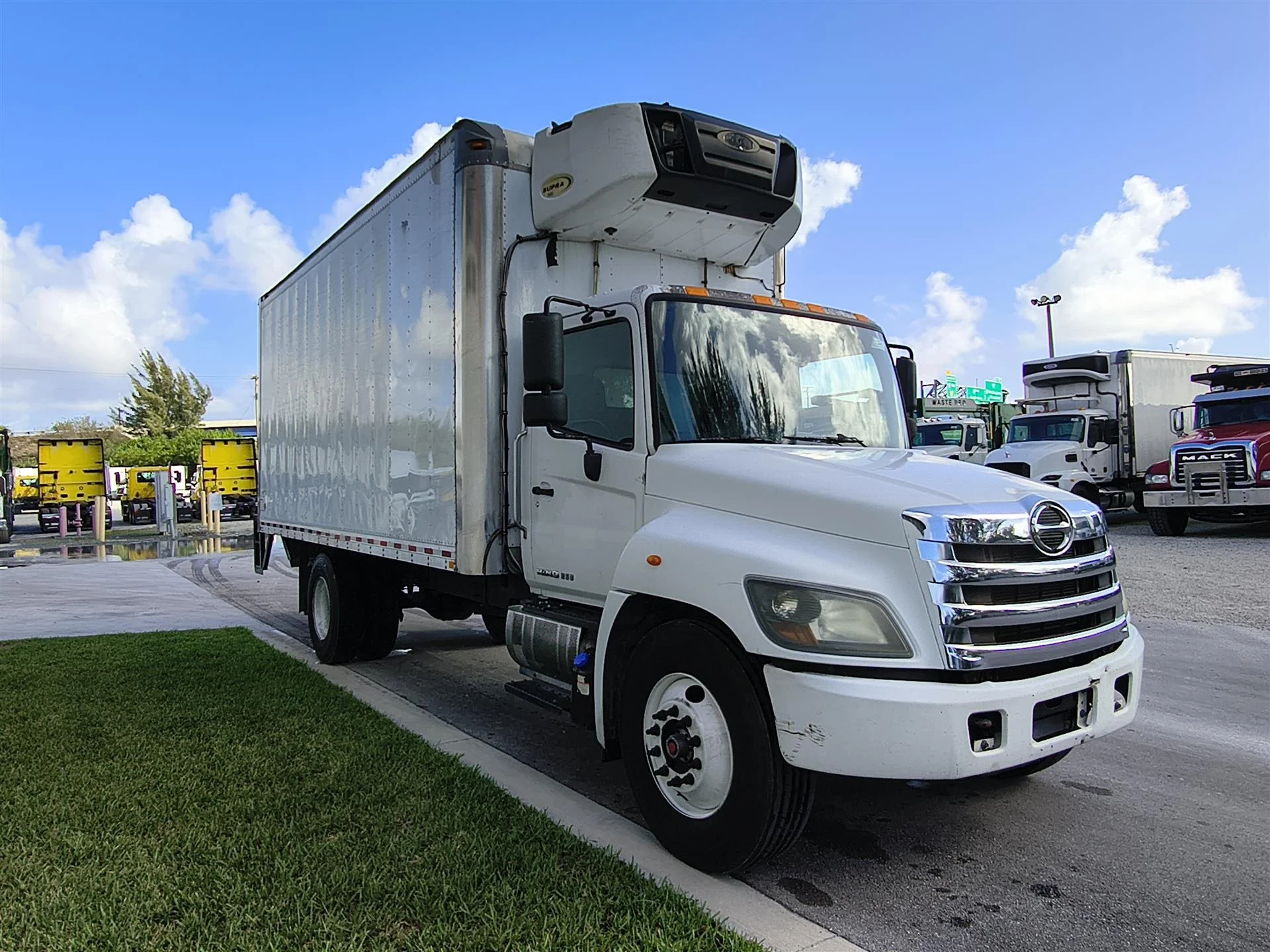 2019 Hino 268 in Fort Lauderdale, FL — photo 4
