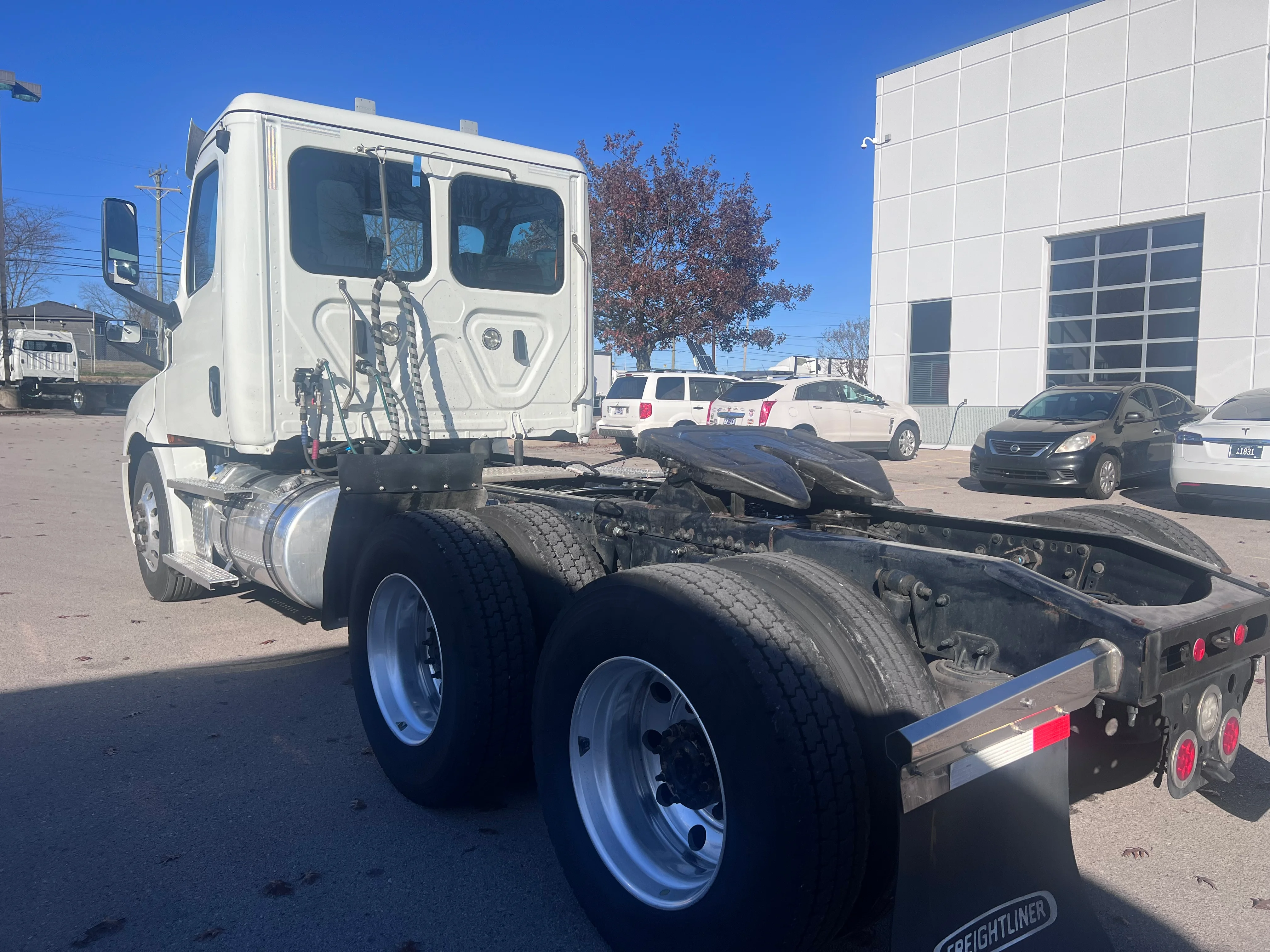 2023 Freightliner Cascadia in Nashville Isuzu, TN — photo 3