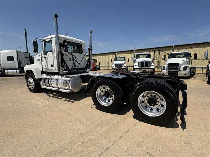 2020 Mack Pinnacle - image 2
