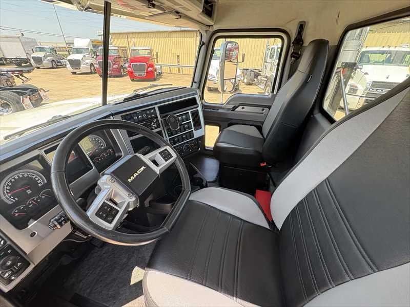 2020 Mack Pinnacle - image 11