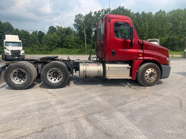 2018 Freightliner Cascadia - image 8