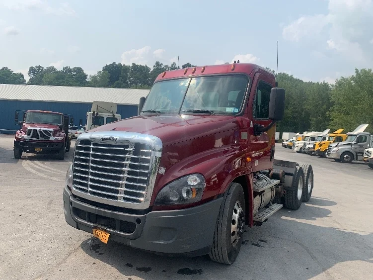 2018 Freightliner Cascadia - image 3