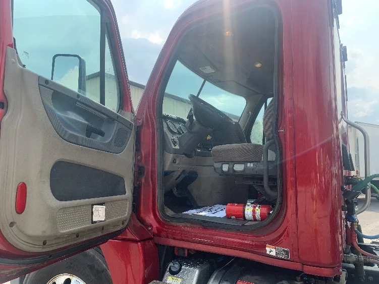 2018 Freightliner Cascadia - image 9