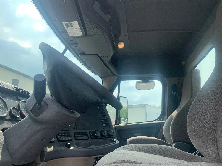 2018 Freightliner Cascadia - image 10