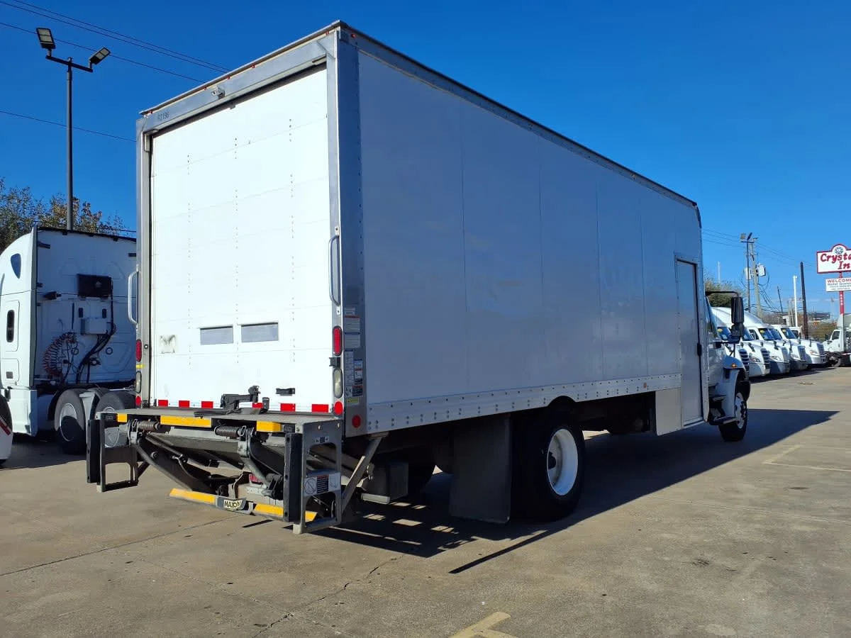 2018 International 4300 - image 4