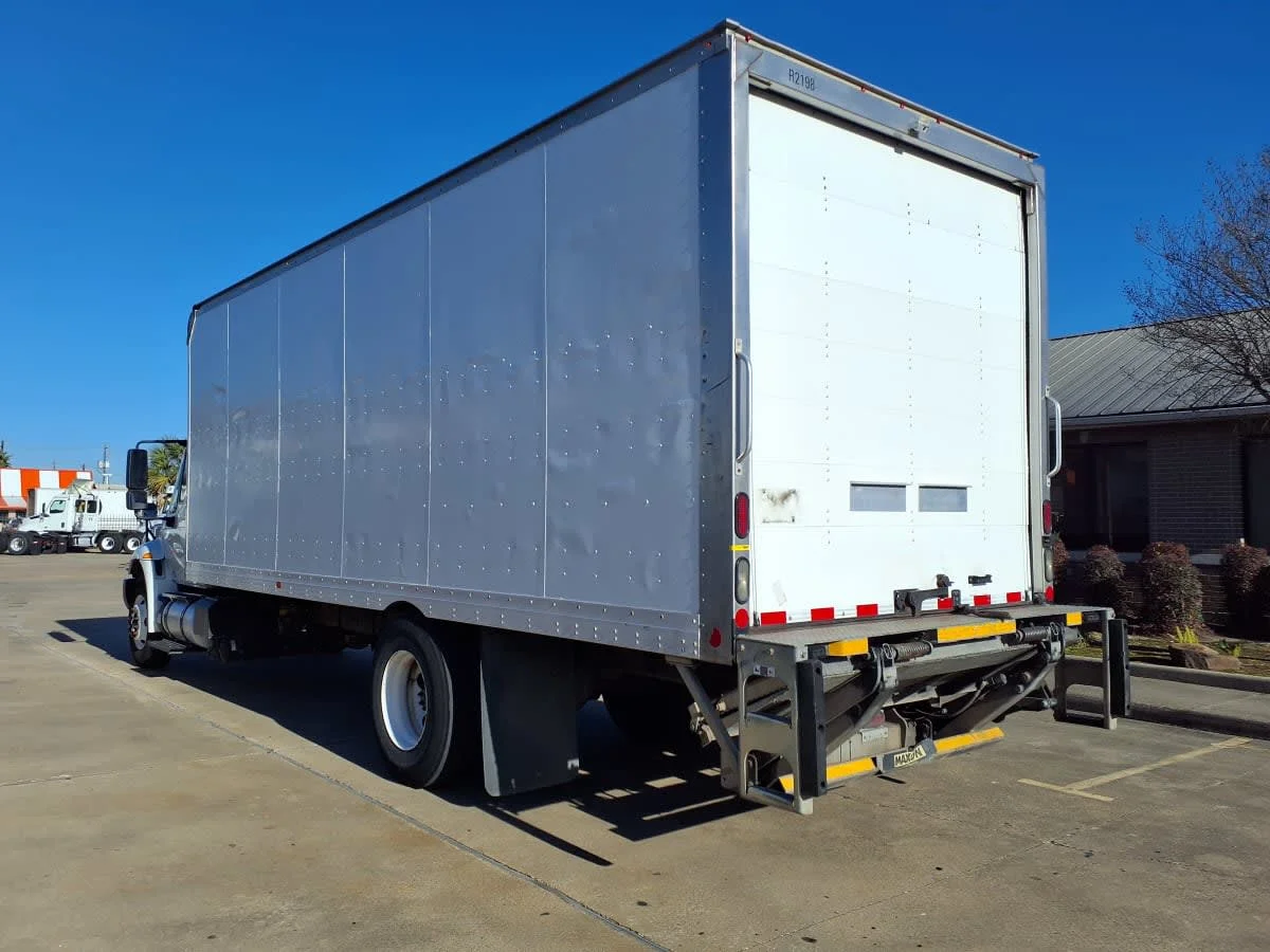 2018 International 4300 - image 6