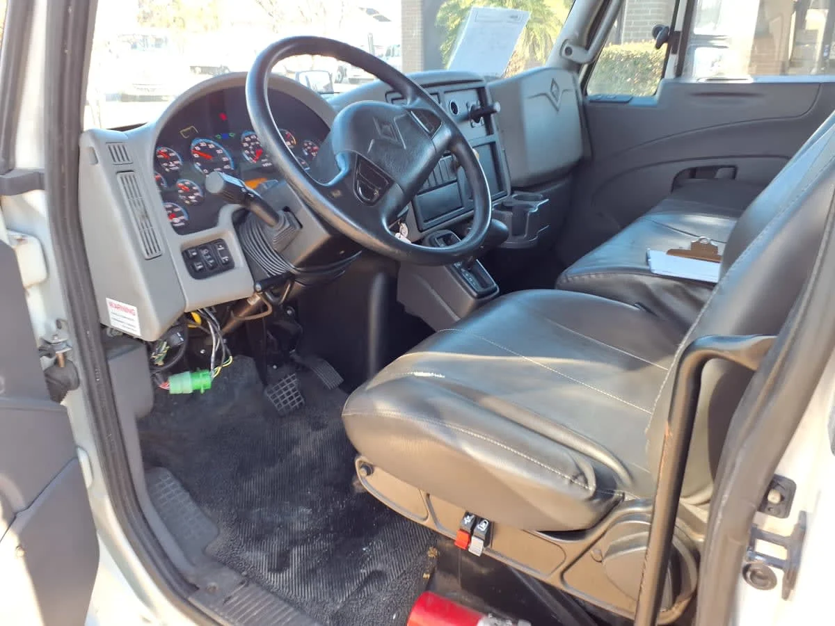2018 International 4300 - image 7