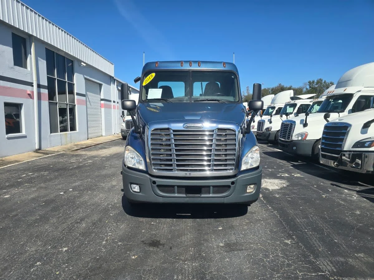 2018 Freightliner Cascadia in Tampa, FL — photo 2